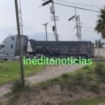 TRÁILER QUEDA VARADO EN VÍAS DEL TREN Y UNA LOCOMOTORA ESTUVO A PUNTO DE IMPACTARLO EN YAUHQUEMEHCAN